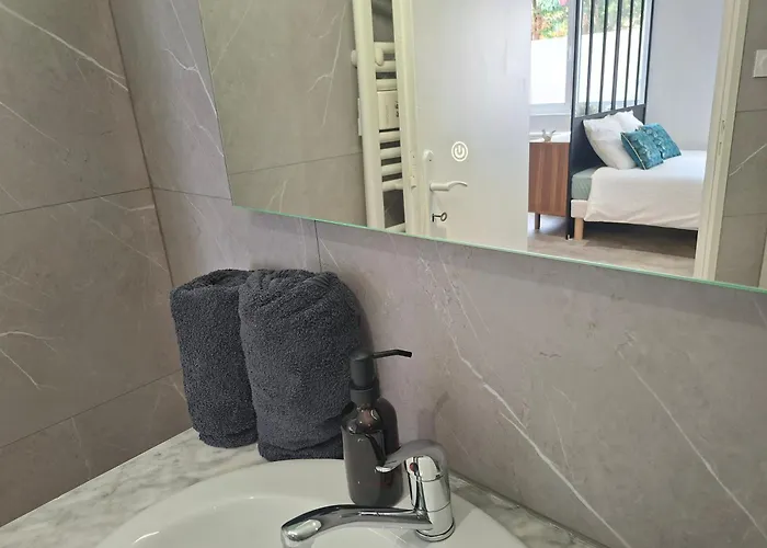 Apartment Au Petit Palois - Parking Prive - 5min Centre - 2personnes *